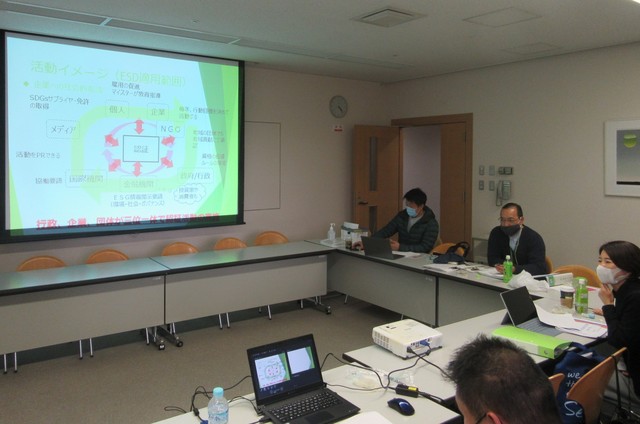 課題を検討する塾生