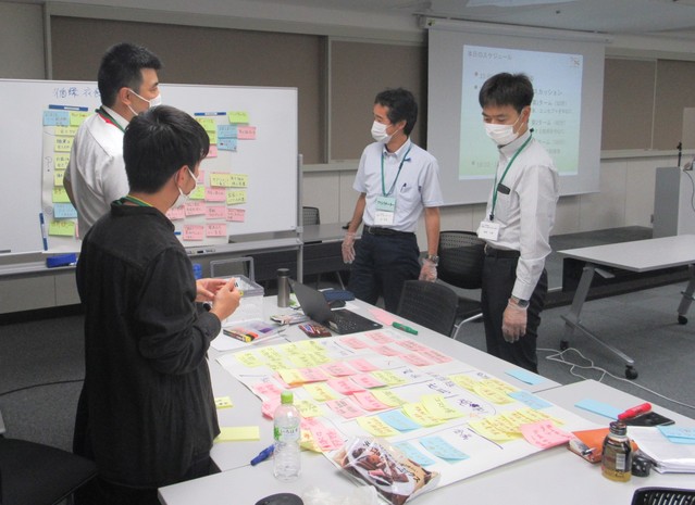 課題を検討する塾生