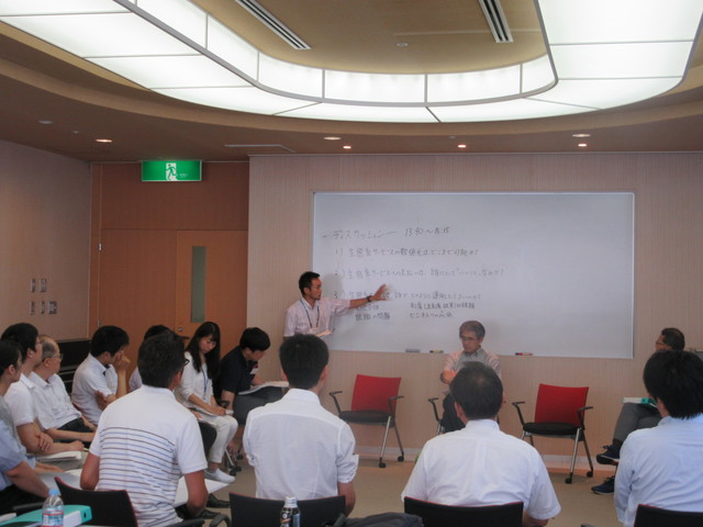 午後の講師との懇談。先ずは、武田チューターがディスカッション事項を整理してスタートしました。